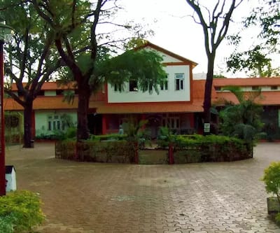 https://imgcld.yatra.com/ytimages/image/upload/t_hotel_yatra_city_desktop/v1432377975/Domestic Hotels/Hotels_Panchgani/Hotel Mala's/overview.jpg